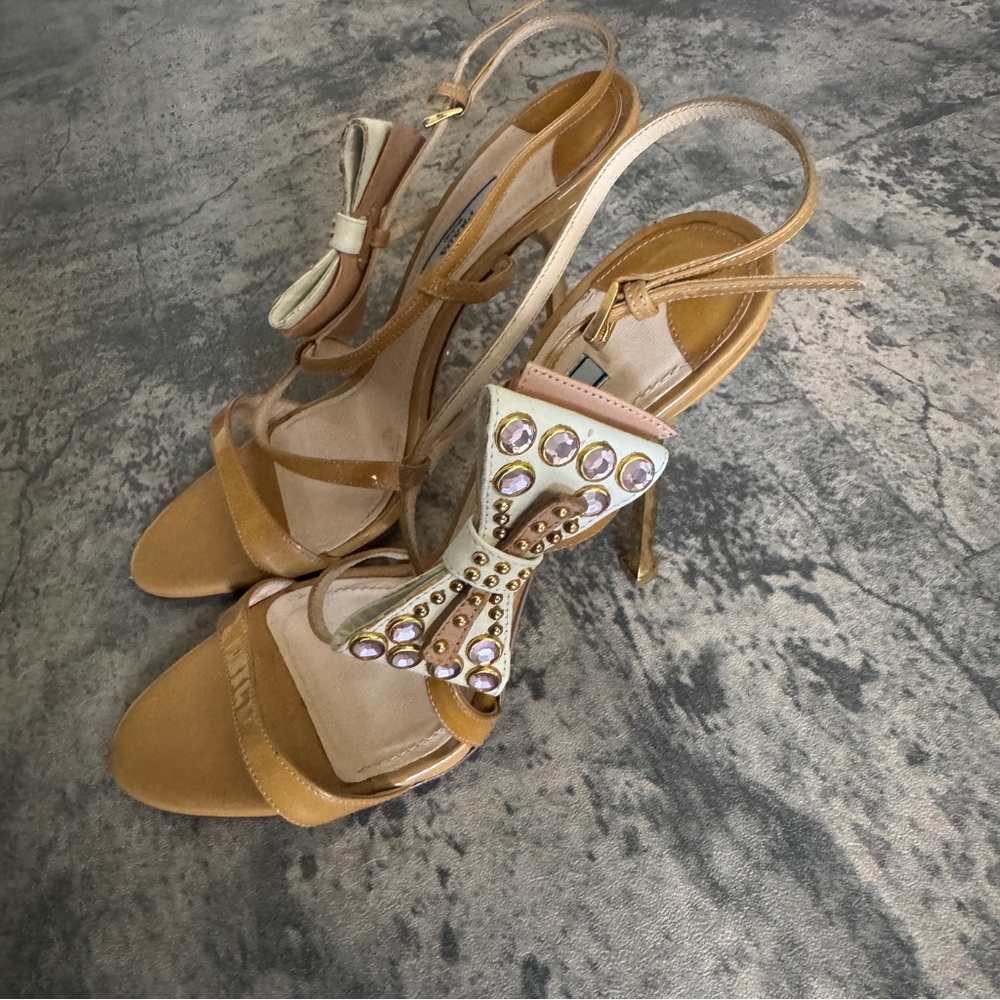 Elegant Tan Strappy Heels with Bow Accent